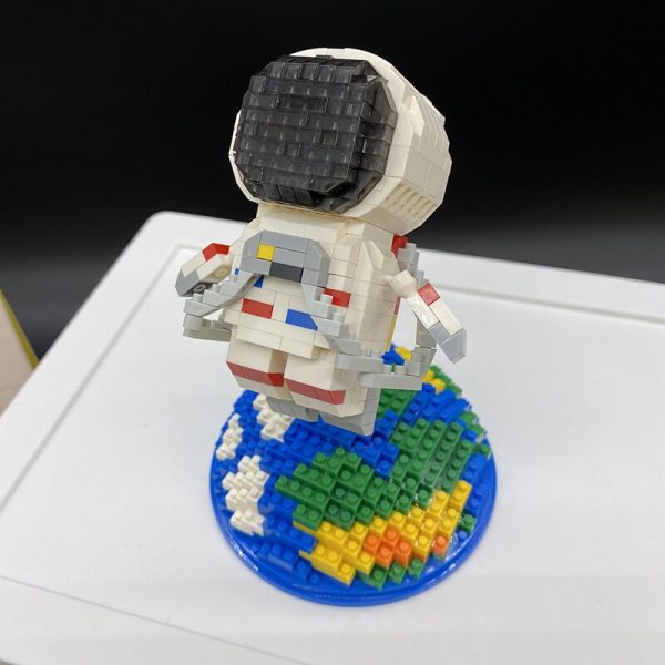 WS 2683 Space Astronaut Fly Spaceman Earth 3D Model 617pcs DIY Mini Diamond Blocks Bricks Building 3 - LOZ™ MINI BLOCKS
