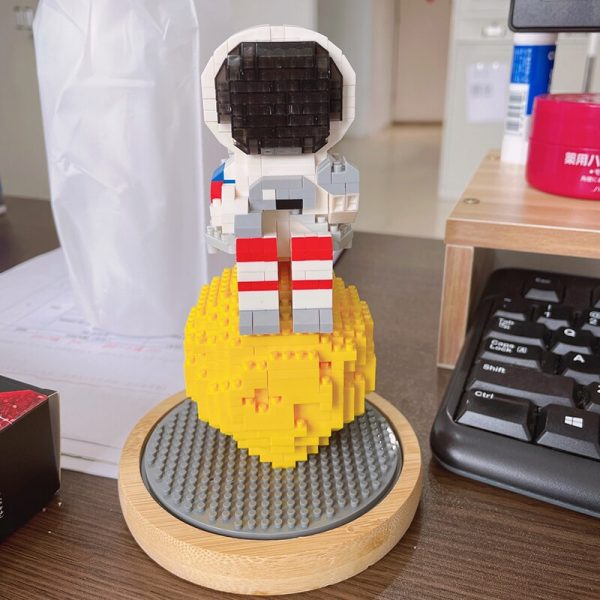 WS 2684 Space Astronaut Spaceman Moon Thinker 3D Model 703pcs DIY Mini Diamond Blocks Bricks Building 1 - LOZ™ MINI BLOCKS