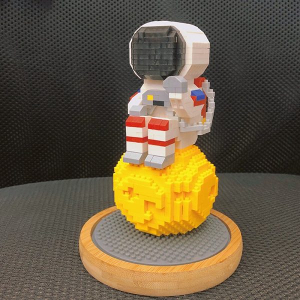 WS 2684 Space Astronaut Spaceman Moon Thinker 3D Model 703pcs DIY Mini Diamond Blocks Bricks Building 2 - LOZ™ MINI BLOCKS